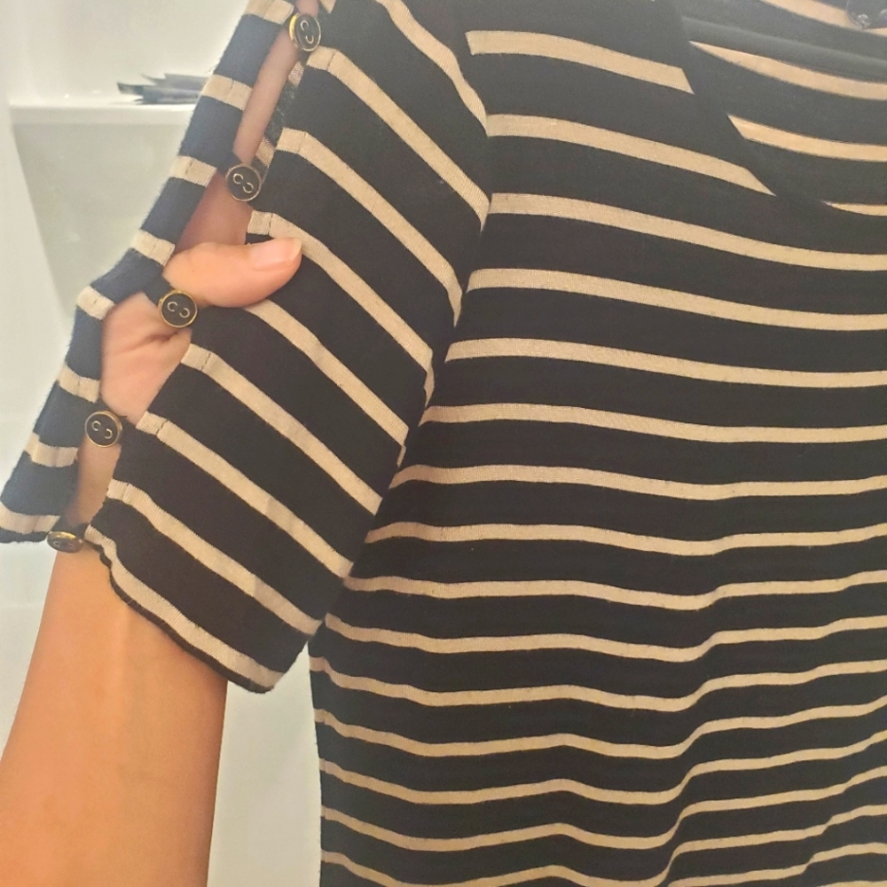 Elbow length, striped shirt with buttons